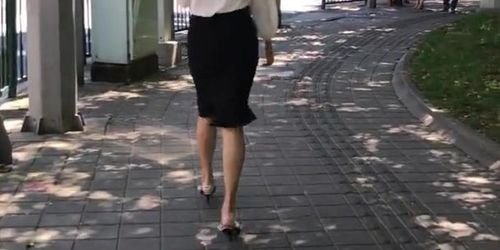 White silk blouse pairing black skirt, classic office lady look