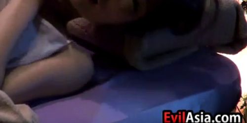 Chica asiática recibe un masaje y follando