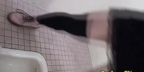 Japanese babes pissing - video 1