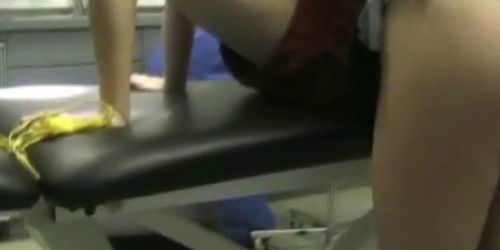 Sur la table d'examen du docteur