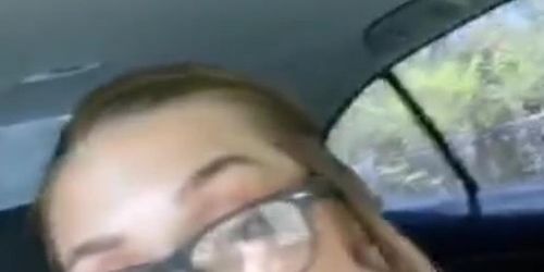 Muestra las tetas en el coche por Periscope - Tnaflix.com