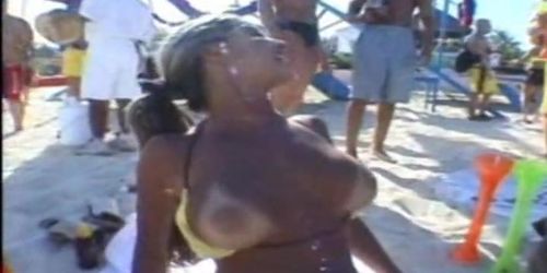 Hot bodybuilder chick at the beach can make her titties jump