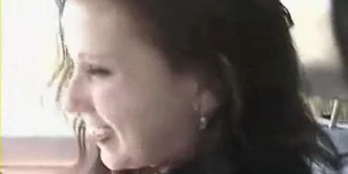 Девушка-гот трахнута в машине в любительском видео