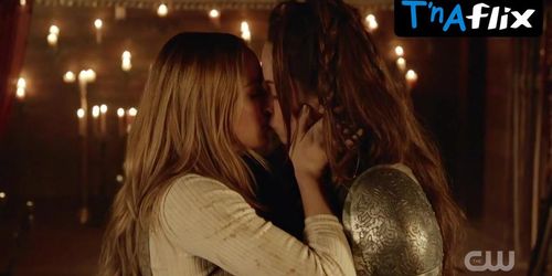 Caity Lotz Lesbian Scene  in Dc'S Legends Of Tomorrow