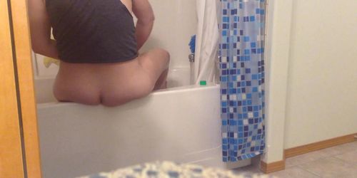 Hidden Cam Catches Girlfriend Shaving