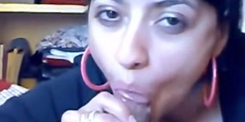 Темноволосая подруга отсасывает член своему парню в видео от первого лица