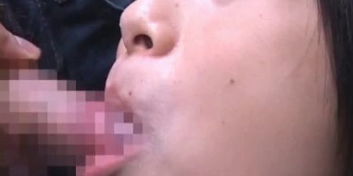 Aziatisch schoolmeisje slikt een grote lading vers sperma - video 1