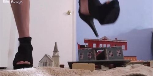 Giantess Crushes Village (Gina Carano)