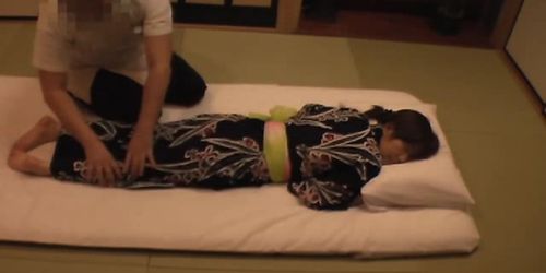 Le massage de la jeune femme dans l'hôtel de style japonais 2