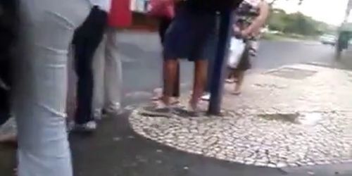 Calca branca enterrada na bunda safada no ponto de onibus