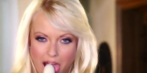 Jana Cova in hot solo