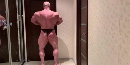 Bodybuilder With a Juicy Ass Posing Wanting You to Empty Your Nuts to His Muscles