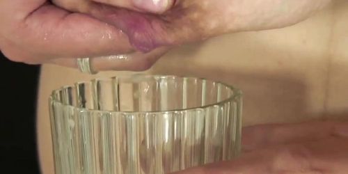 lactamanija- amateur  milking in glass