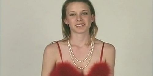 Ado mince et mignonne se déshabille et montre son cul serré et sa chatte chaude