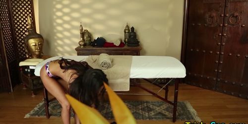 Babe enjoys foot fetish