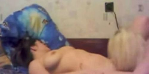 erfreut ihre Freundin mit Oralsex