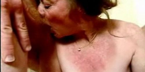 Abuelita arrugada de la calle en un gangbang