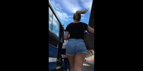 Candid ass: Huge bubble butt in shorts