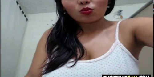 Muestra sus tetas y baila en la cam - video 1