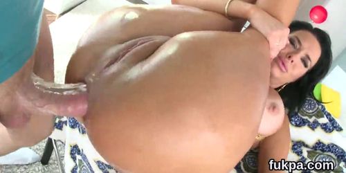 Beautiful model showcases big ass and gets asshole banged