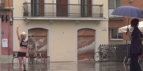 Petite Spanish slave disgraced in the rain (Nora Barcelona)