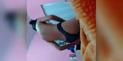 Ninfeta peluda trocando de roupa