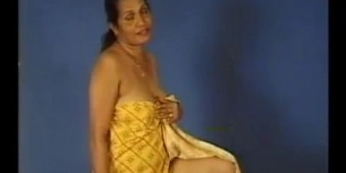 Indian Aunty Showing Off Her Tits