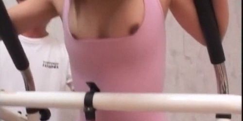 3some asiatique à la salle de sport avec une petite brune léché et doigté