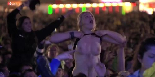 Boob Flashing During Tenacious D - Screw Her Gently At Rock Am Ring 2016