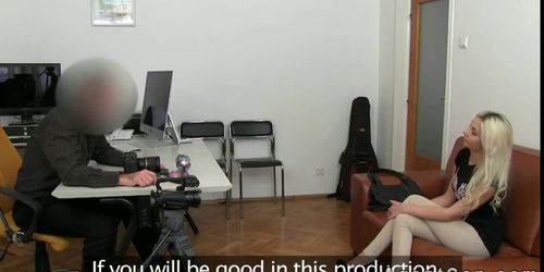 שזוף בלונדיני רוכב על זין במצב הפוך על הספה