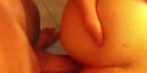 Je baise une fille de Tinder dans ma salle de bain