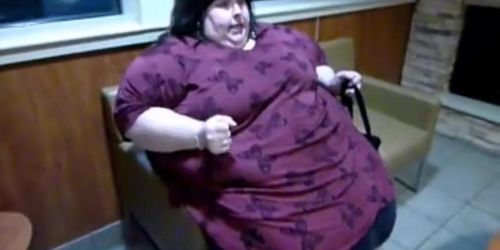 Jiggly's big butt gets stuck in chair