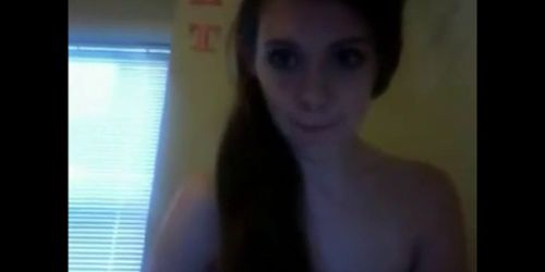 Amateur brunette masturbates on cam