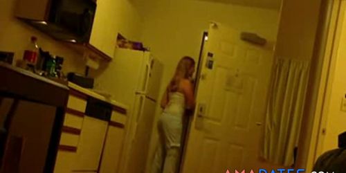 Amateur girl getd naked for pizza delivery - video 2