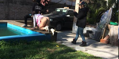 Ladrón Roba y Se Coge Duro A Una Sexy Latina Tetona Llenándola De Leche  Adelante De Su Novio