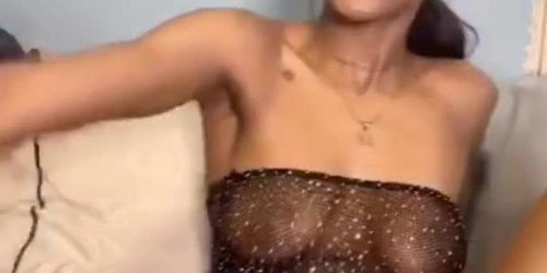 Ebony thot playing with Pussy on Periscope 