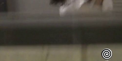 Caroline in ihrer Wohnung bespannt