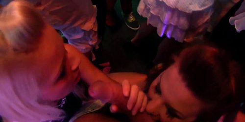 DRUNKSEXORGY - Chicas cachondas follando en un club
