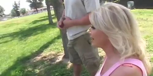 Süße blonde MILF wird hart gefickt