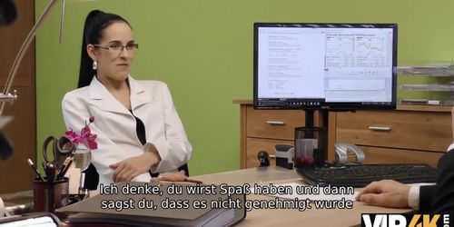 VIP4K. Hottie ist bereit für Sex mit Agent für Bargeld direkt im Büro