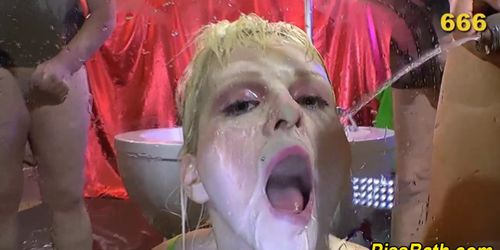 Kinky ho gulps golden pee