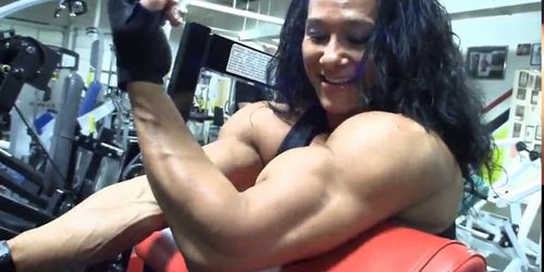 Alina works her erotic veiny muscles in the gym