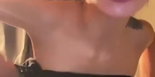 Amberrhoneyy shows boobs on ig live