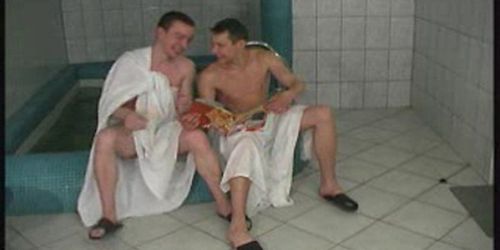 dos maduras folladas en una sauna