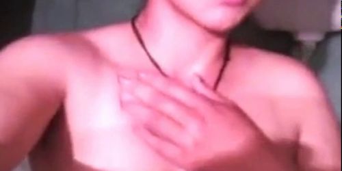 jeune salope se film et ecarte sa chatte poilu - video 1