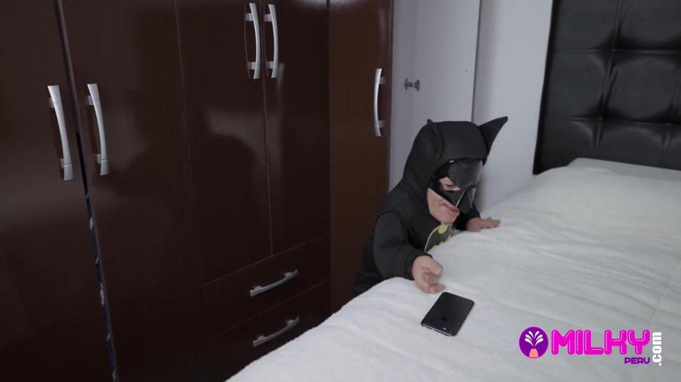 Midget Batman Takes The Opportunity To Get Into The Bed Of The Big Ass 