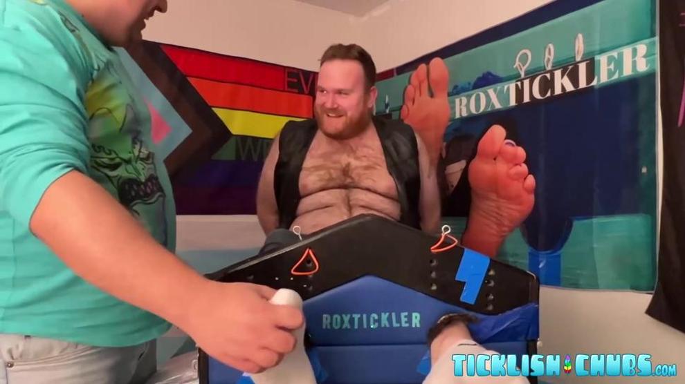 ticklish-chubs-chubby-dom-matt-seduced-ryan-into-foot-and-body