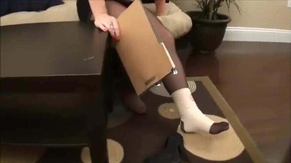 Secretary Girl Sprain Ankle 4 Porn Videos