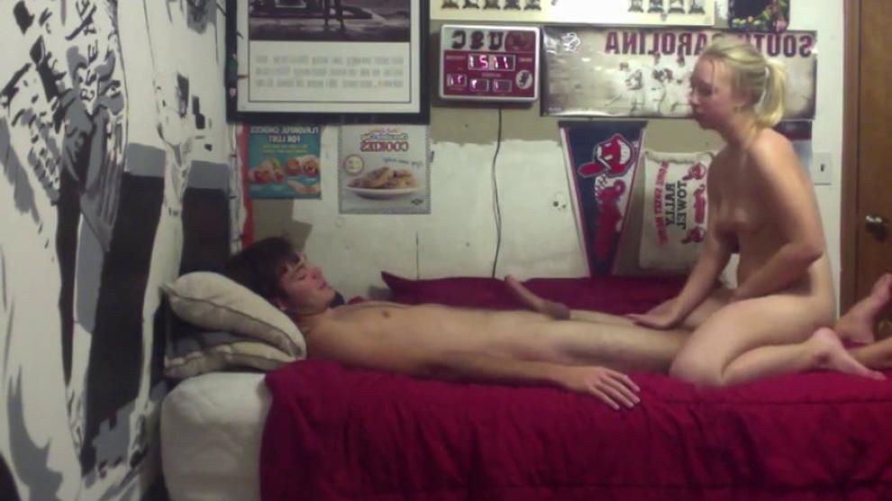 Blonde college girl dorm room sextape pic