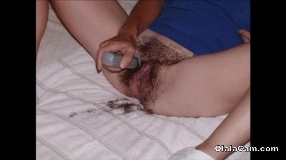 Amateur Hairy Brunette Trimming Her Bush For Summer Porn